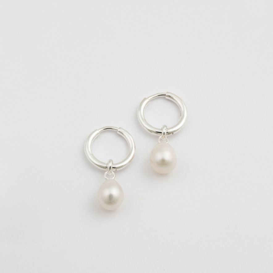 Örhängen Treasure Pearl Hoops Silver